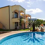 Apartment The Fantastic Res Badus B4 1bedapt Sleep4 Seaview *